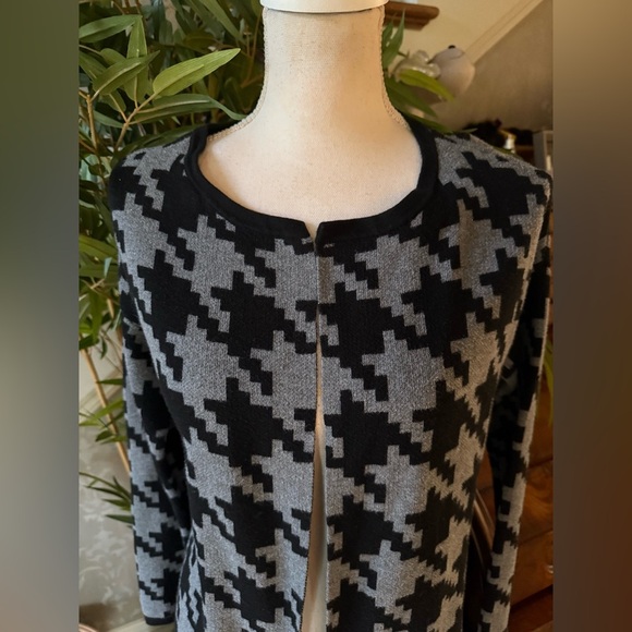 Ann Taylor ladies, long sleeve cardigan excellent condition small dry cleaned - Picture 4 of 11